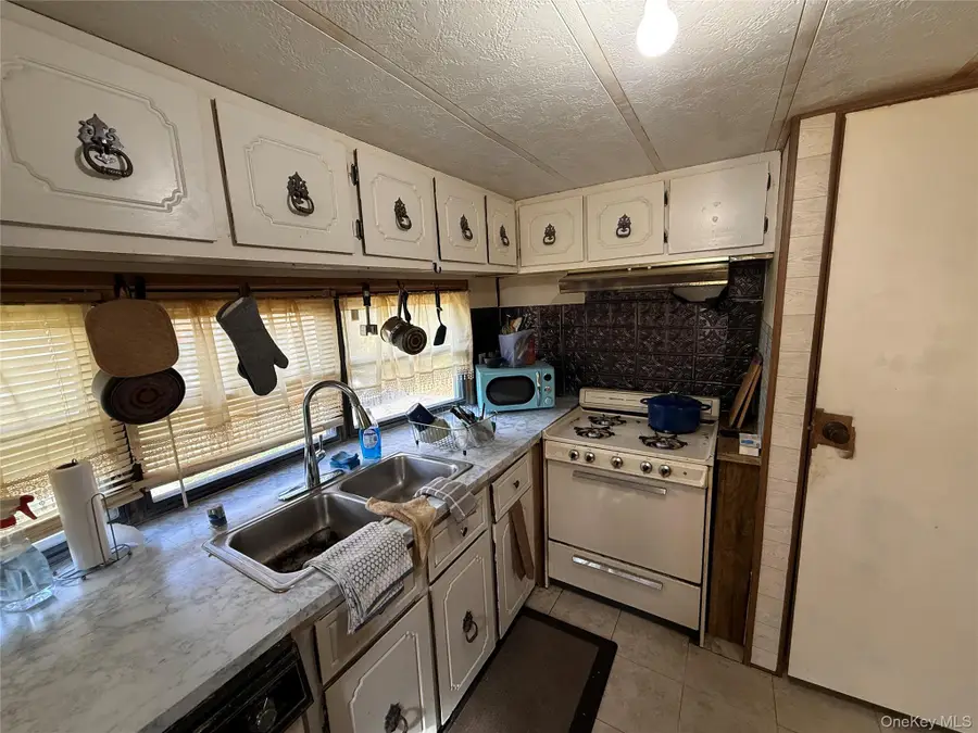 409 Sandgate Drive, New Windsor, NY 12553 - Image #3