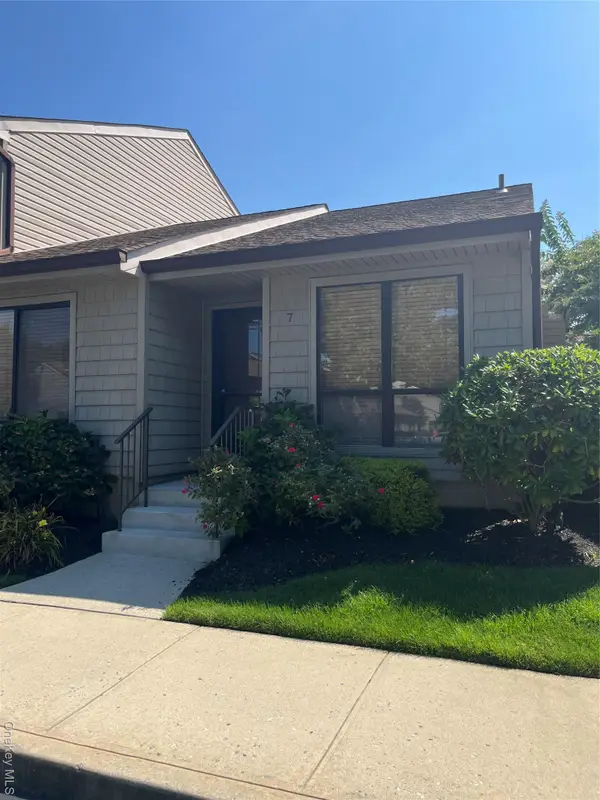 7 Stanford Court, Wantagh, NY 11793