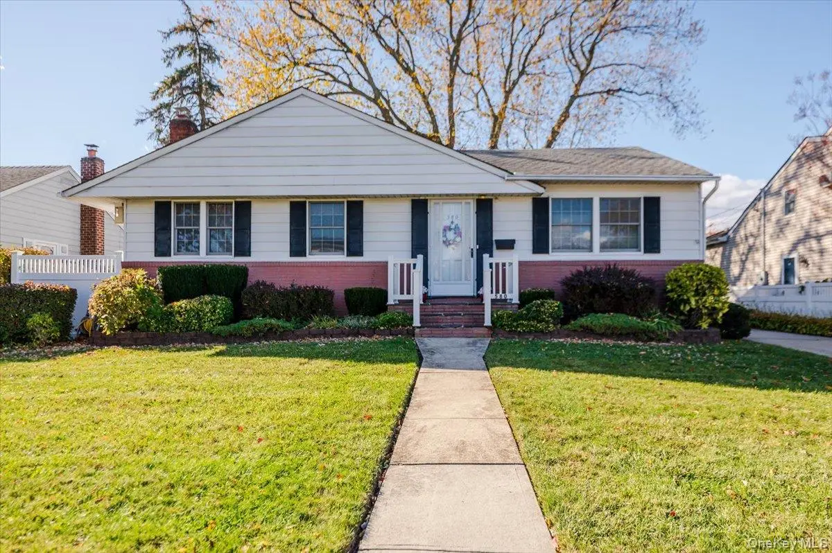 580 Heathcliff Drive, Seaford, NY 11783 - Image #1