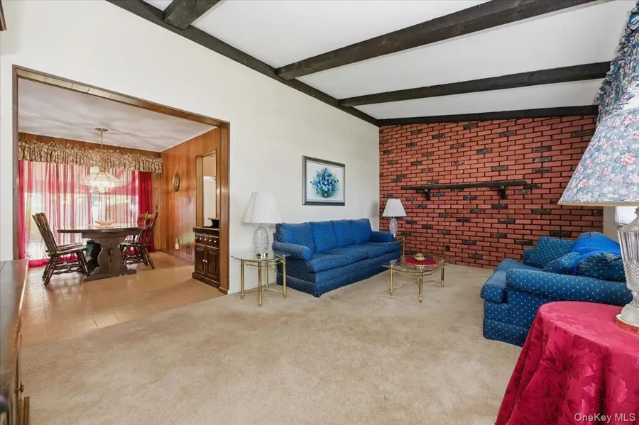 580 Heathcliff Drive, Seaford, NY 11783 - Image #2