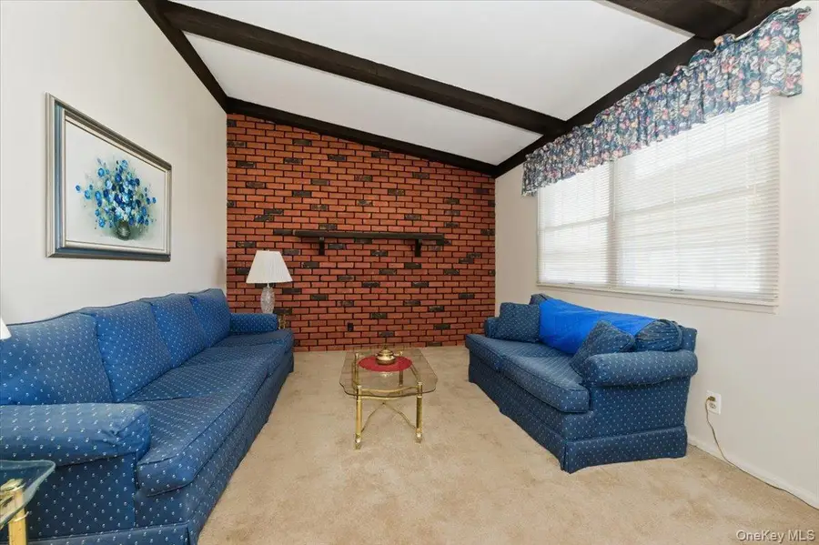 580 Heathcliff Drive, Seaford, NY 11783 - Image #3