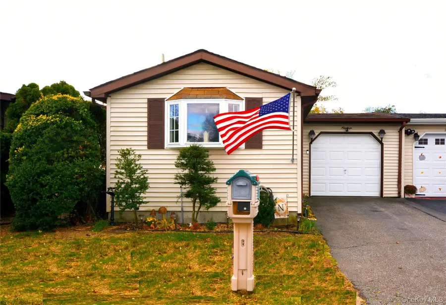 19 Dogwood Lane, Manorville, NY 11949 - Image #2