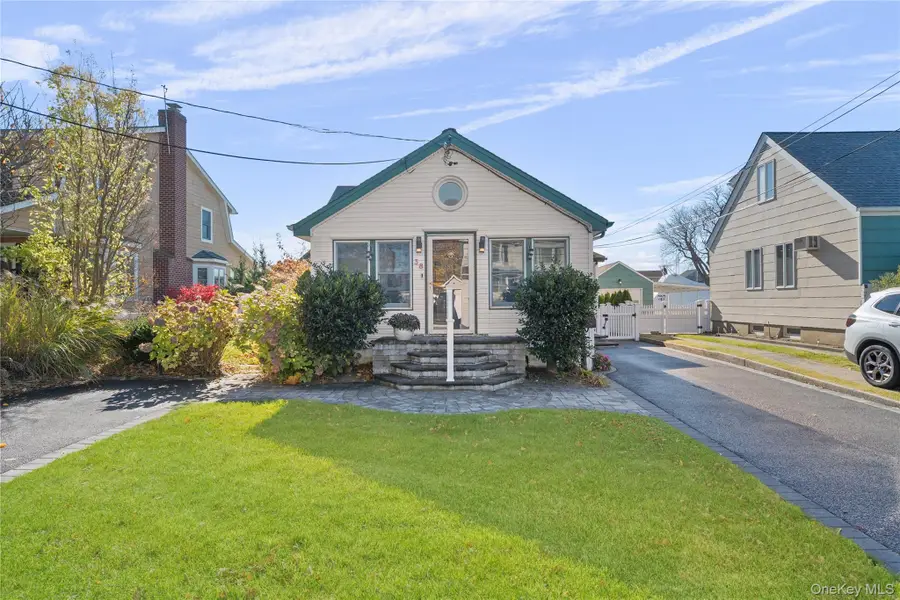 38 Bayside Place, Amityville, NY 11701 - Image #3