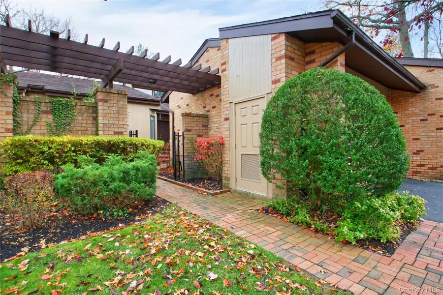 29 Woodland Drive, Roslyn, NY 11576 - Image #3