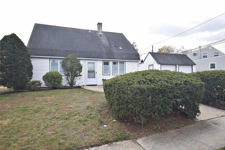87 Parkside Drive N, Levittown, NY 11756 - Image #3
