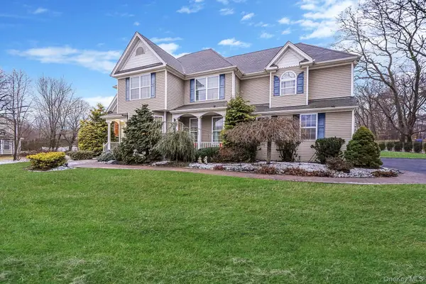 9 Paddock Lane, Medford, NY 11763