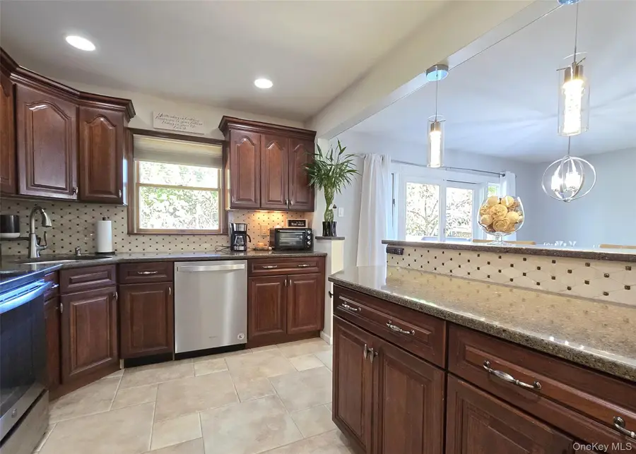 39 Anna Street, Bay Shore, NY 11706 - Image #2