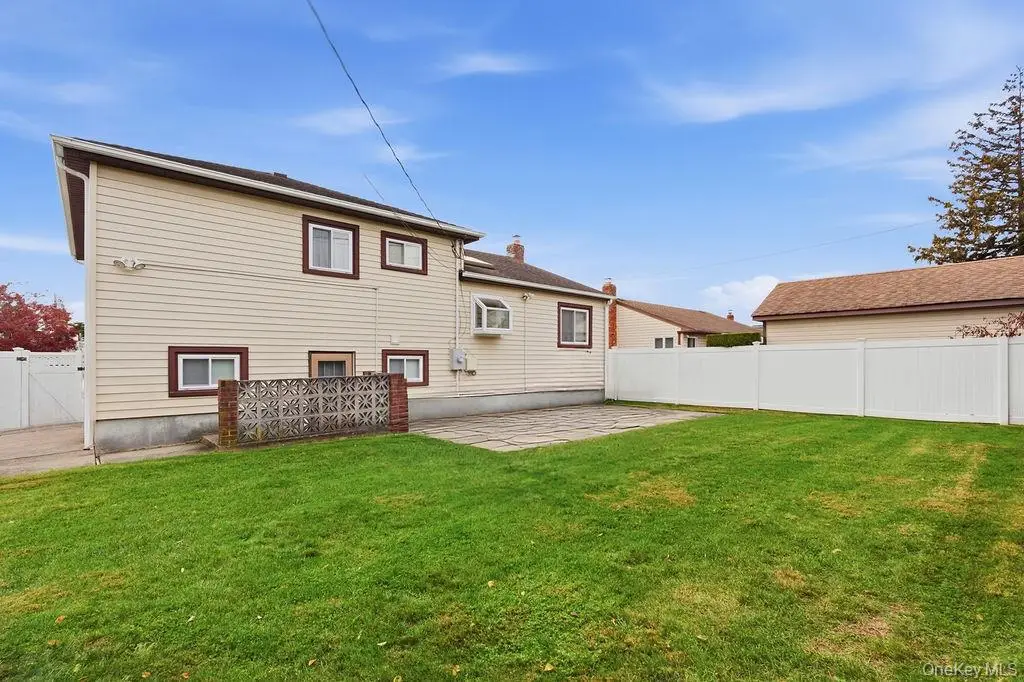 29 Lehigh Lane, Hicksville, NY 11801 - Image #1