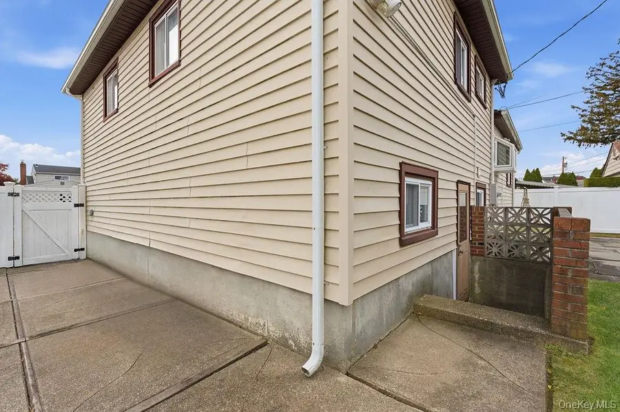 29 Lehigh Lane, Hicksville, NY 11801 - Image #2