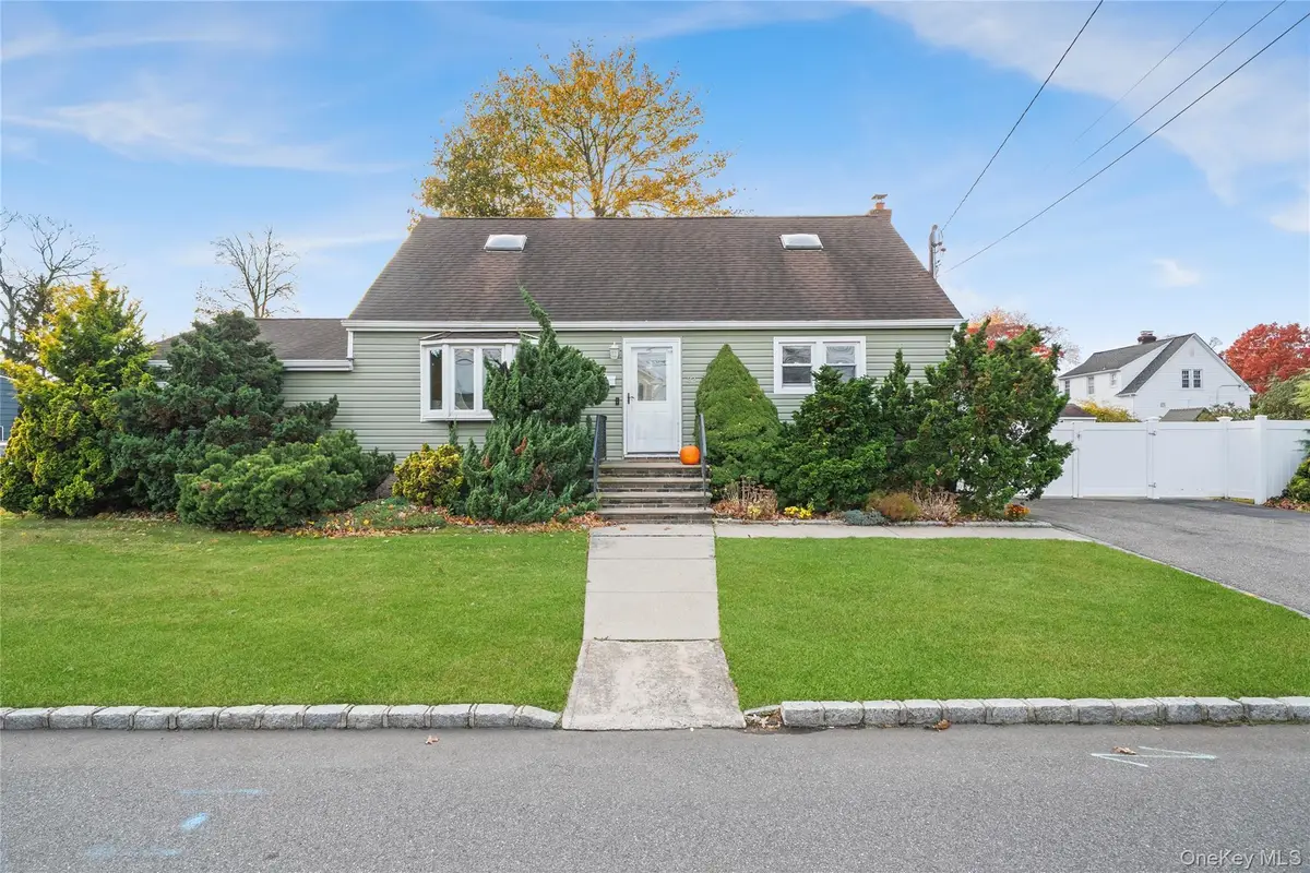 32 Beachwood Drive, Babylon, NY 11702 - Image #1