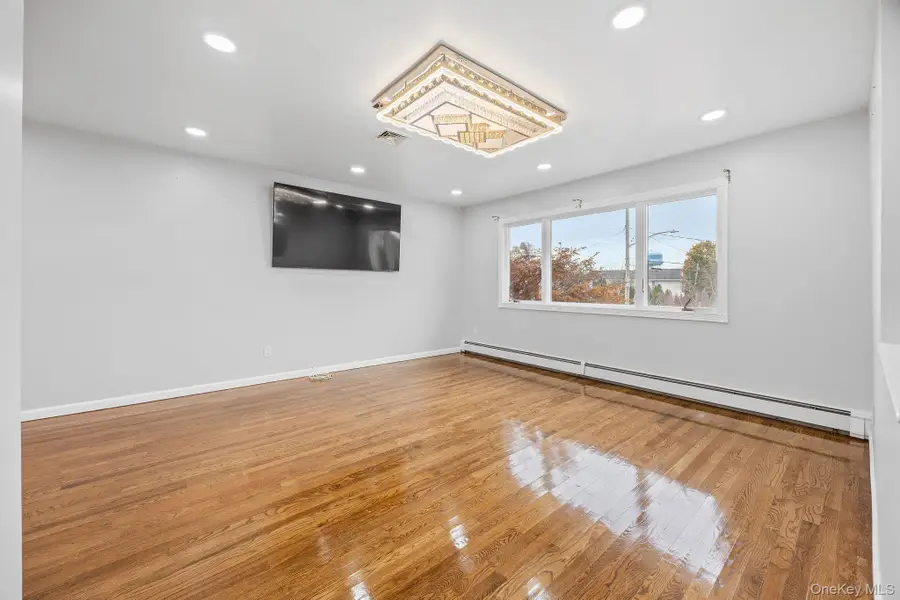 14 Hilton Court, Hicksville, NY 11801 - Image #3