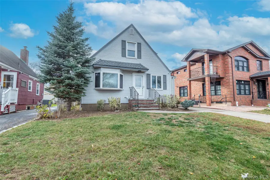 7836 271st Street, New Hyde Park, NY 11040 - Image #3