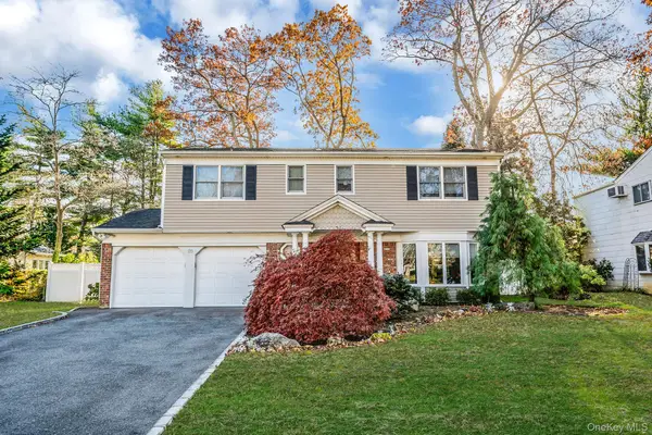 28 Cedarwood Lane, Commack, NY 11725