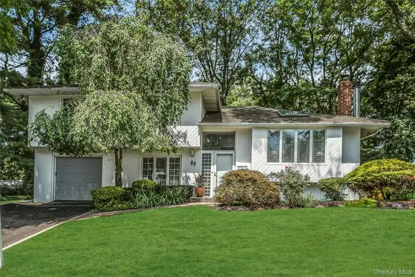 29 Elmwood Court, Plainview, NY 11803