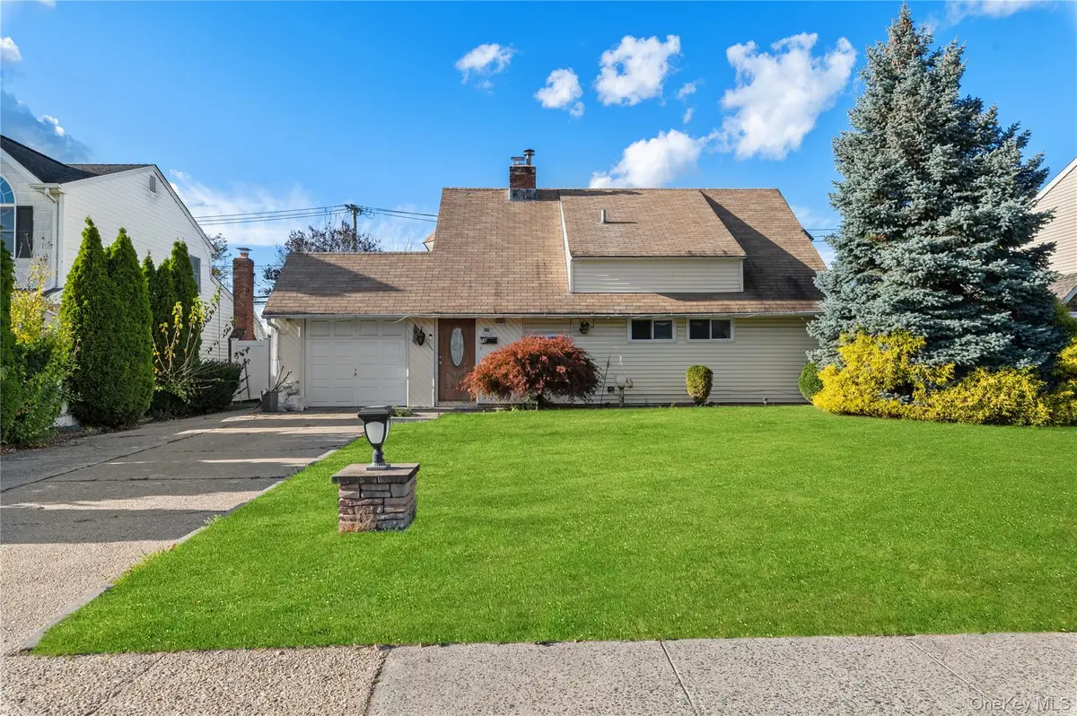 18 Pilgrim Lane, Westbury, NY 11590 - Image #1