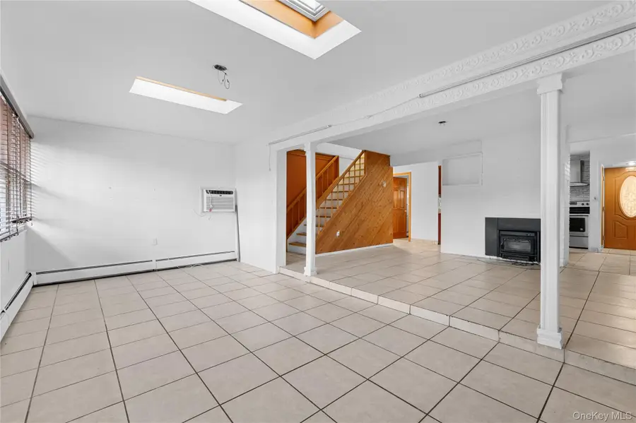 18 Pilgrim Lane, Westbury, NY 11590 - Image #3