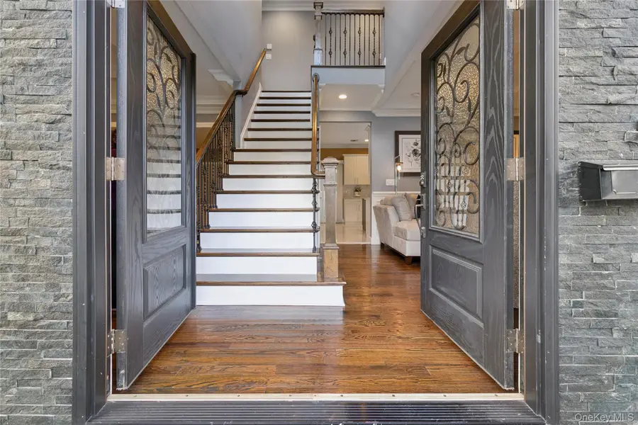 5 Vernon Street, Plainview, NY 11803 - Image #2