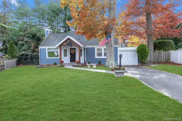 16 Piermont Court, Melville, NY 11747