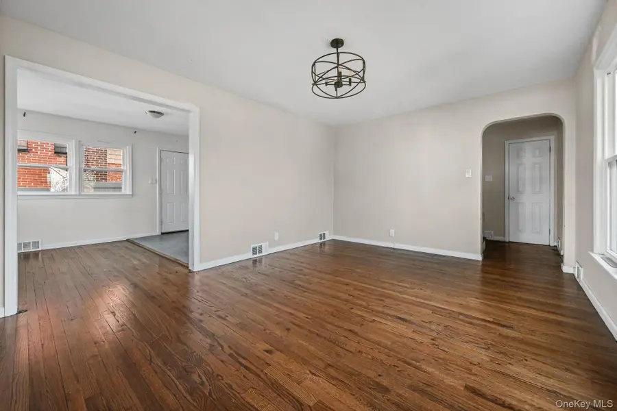 6 Central Court, Valley Stream, NY 11580 - Image #2