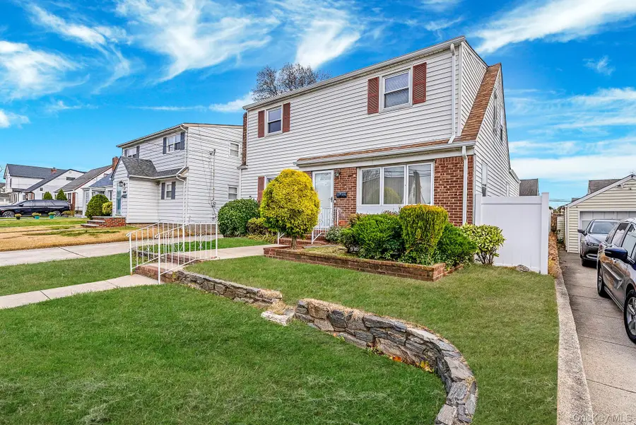 18 Jasper Street S, Valley Stream, NY 11580 - Image #2