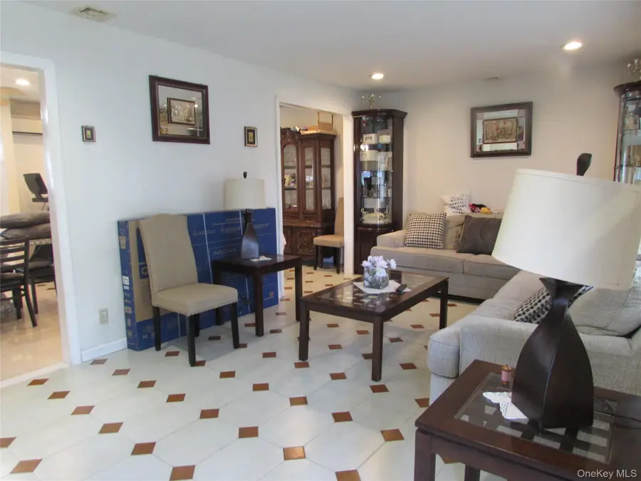 828 Windmill Avenue, West Babylon, NY 11704 - Image #3