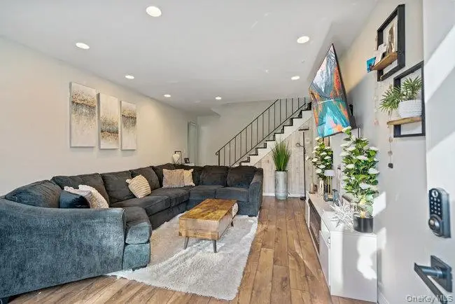 412 Clubhouse Court, Coram, NY 11727 - Image #2