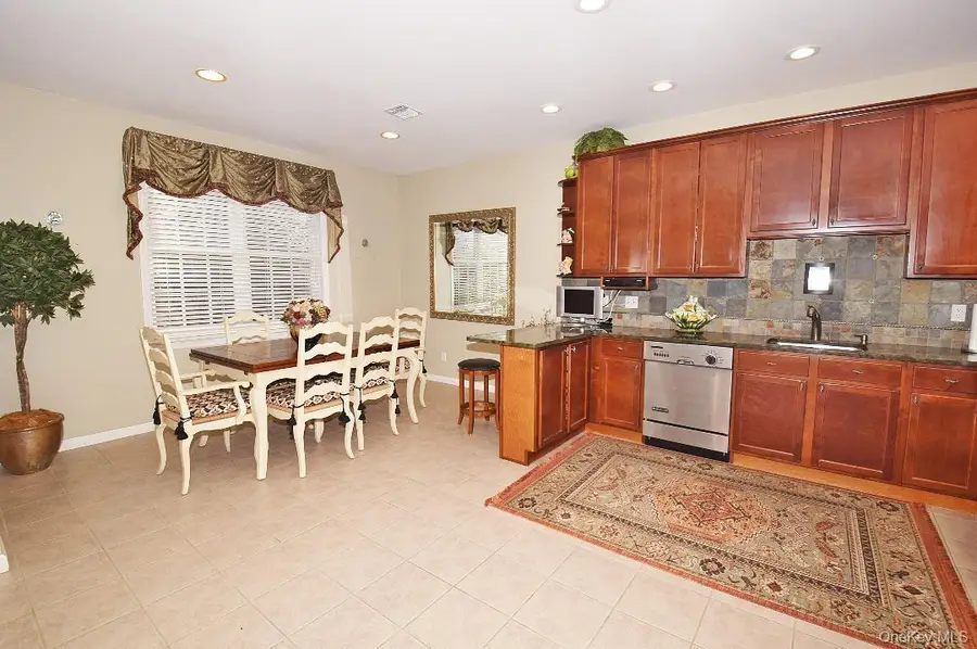 677 Balfour Place, Melville, NY 11747 - Image #3
