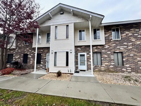 30 Kiowa Court #K30, Coram, NY 11727