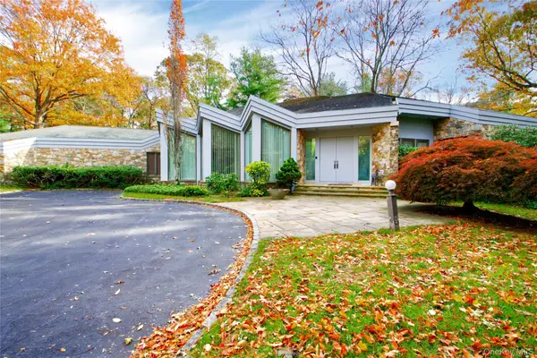 7 Pin Oak Court, Old Brookville, NY 11545