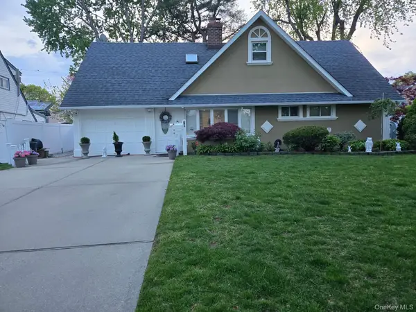 52 Mist Lane, Westbury, NY 11590