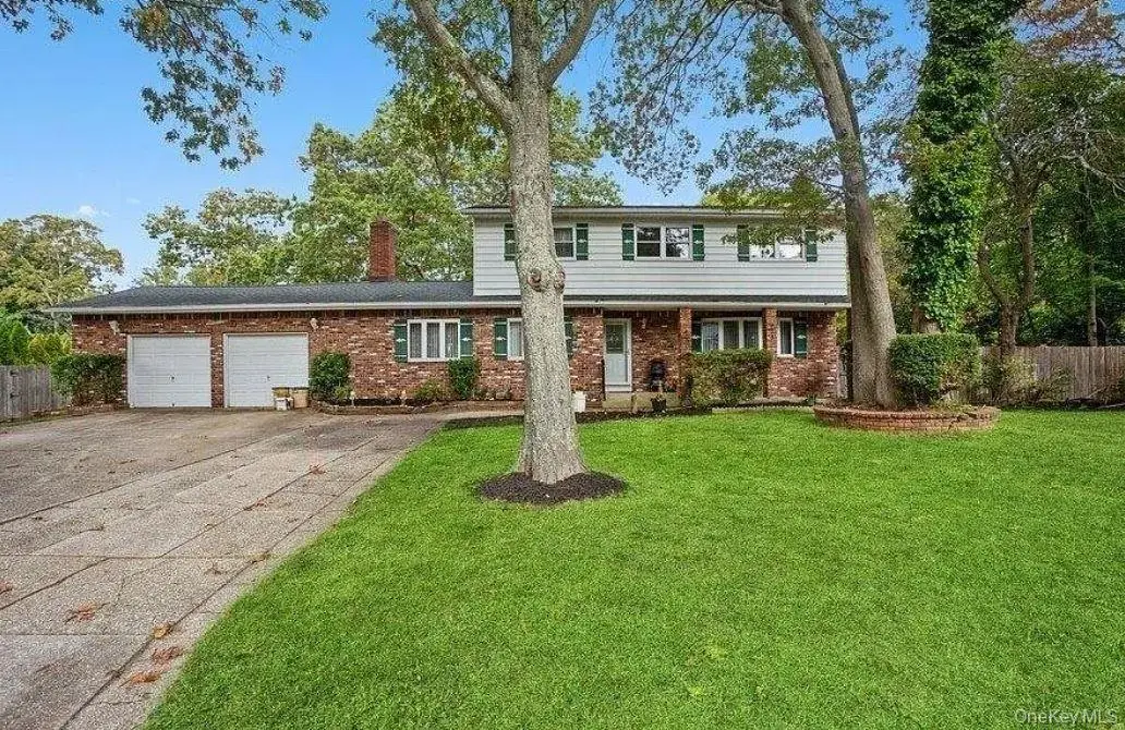 11 Val Court, Holbrook, NY 11741 - Image #1