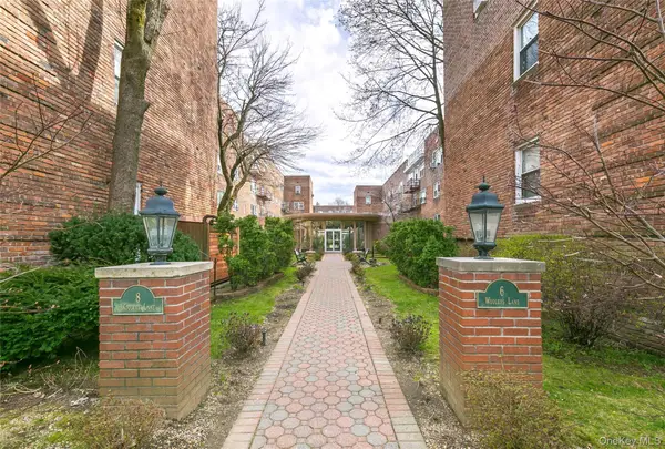 6-8 Wooleys Lane #B-34, Great Neck, NY 11023