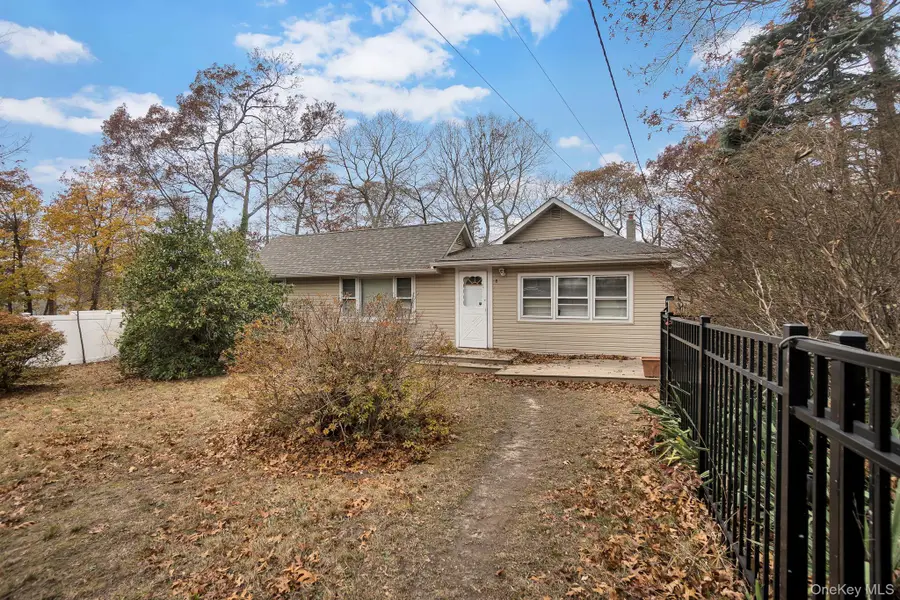 8 Evergreen Rd, Rocky Point, NY 11778 - Image #2