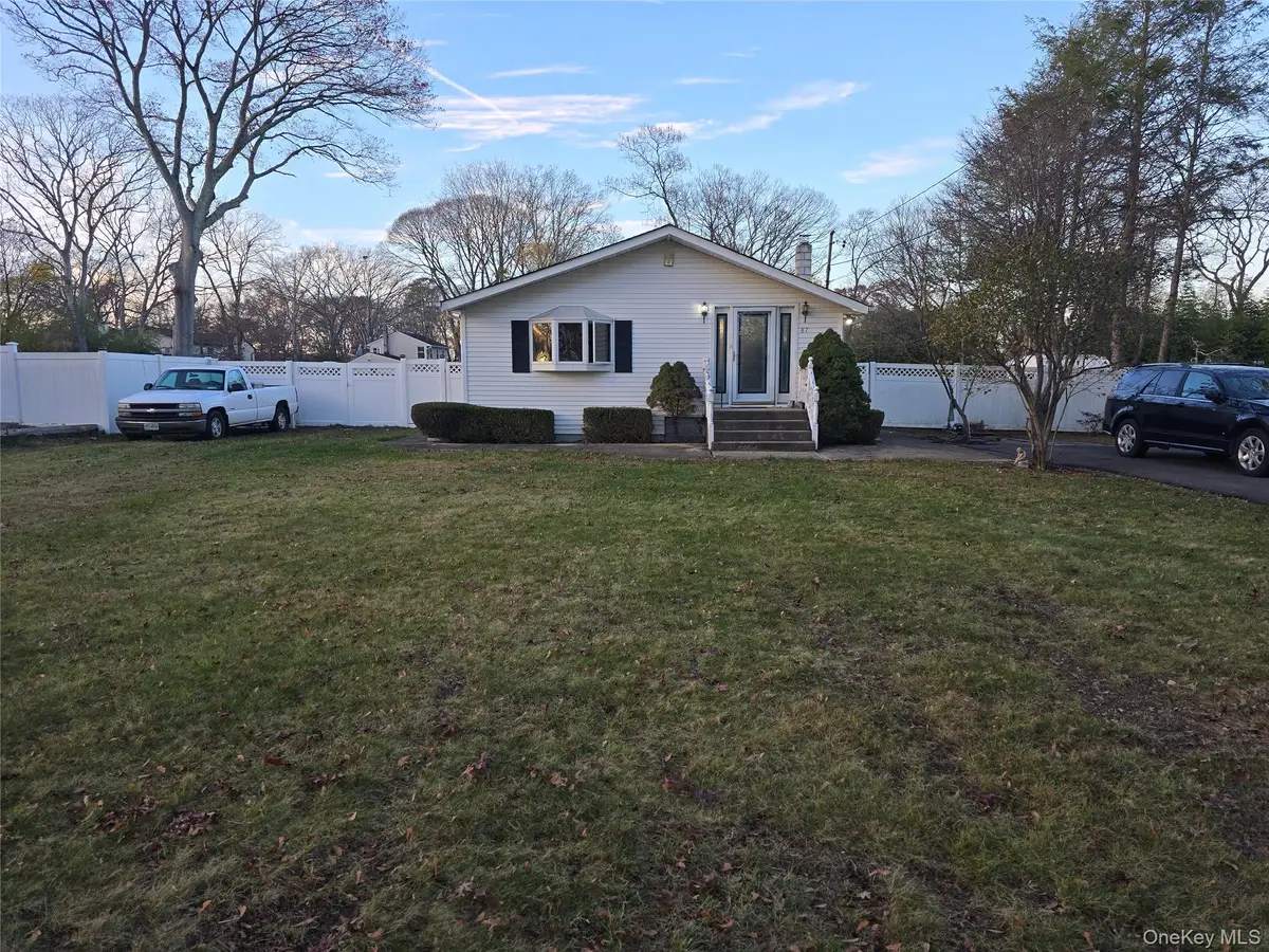87 Columbus Avenue, Central Islip, NY 11722 - Image #1