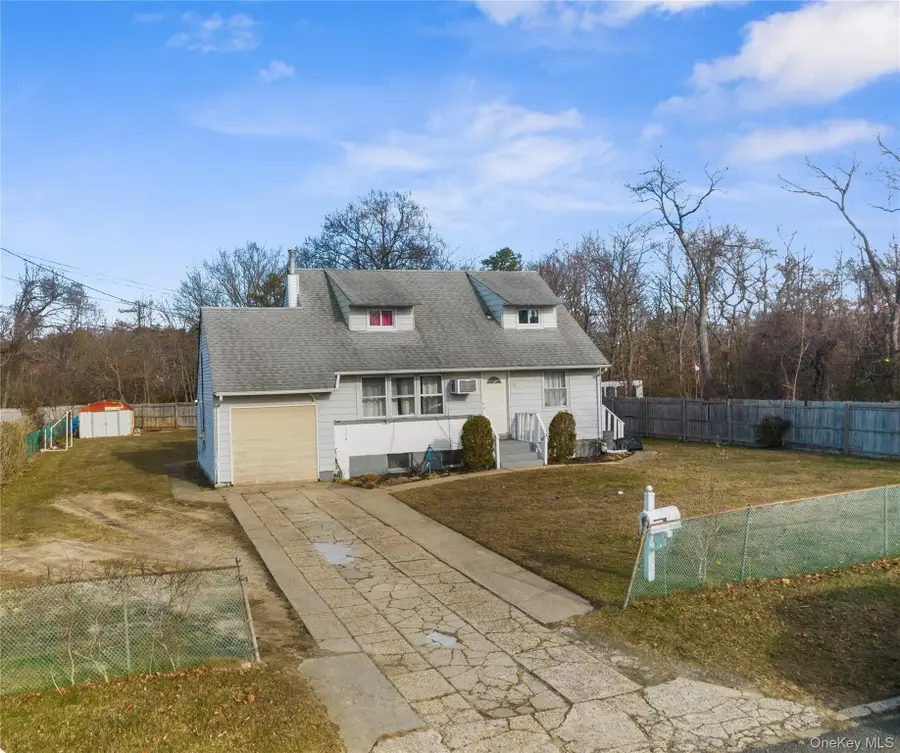 9 Farragut Avenue, Bay Shore, NY 11706 - Image #2