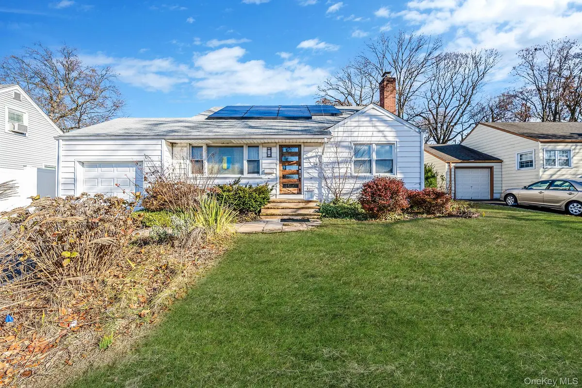 8 Sherwood Road, Glen Cove, NY 11542 - Image #1