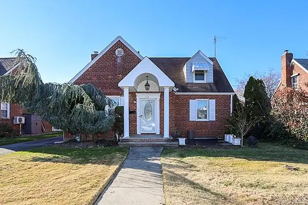 665 Foch Boulevard, Williston Park, NY 11596 - Image #1