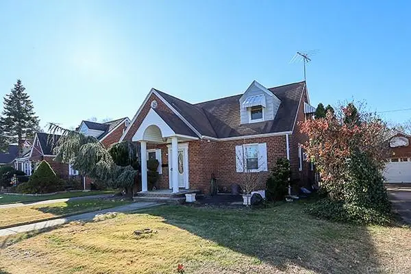 665 Foch Boulevard, Williston Park, NY 11596 - Image #2