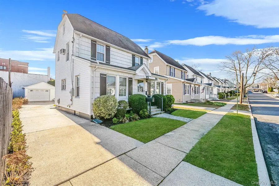 12 Hawthorne Street, Williston Park, NY 11596 - Image #2