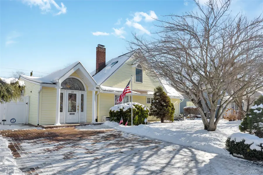 69 Cottonwood Lane, Westbury, NY 11590 - Image #2