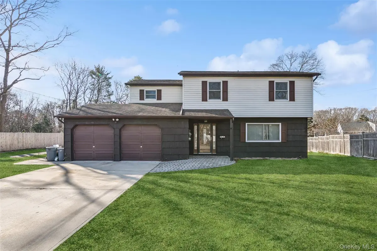 105 Loop Drive, Sayville, NY 11782 - Image #1