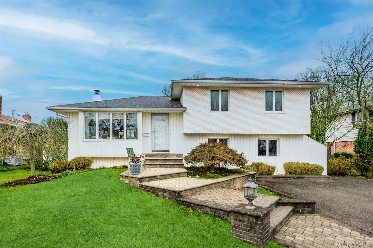 18 Roxbury Avenue, Plainview, NY 11803 - Image #1