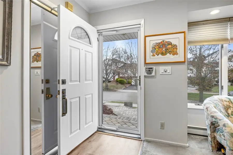 18 Roxbury Avenue, Plainview, NY 11803 - Image #2