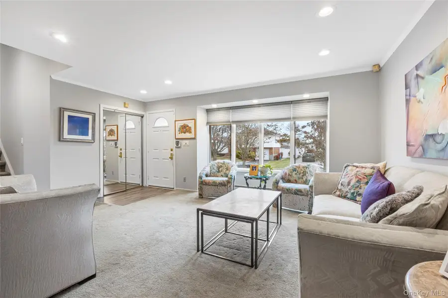 18 Roxbury Avenue, Plainview, NY 11803 - Image #3