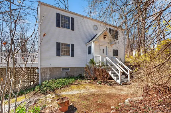 11 Shawnee Road, Putnam Valley, NY 10579