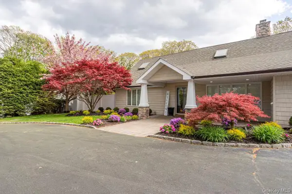 56 Fairfields Lane, Huntington Station, NY 11746