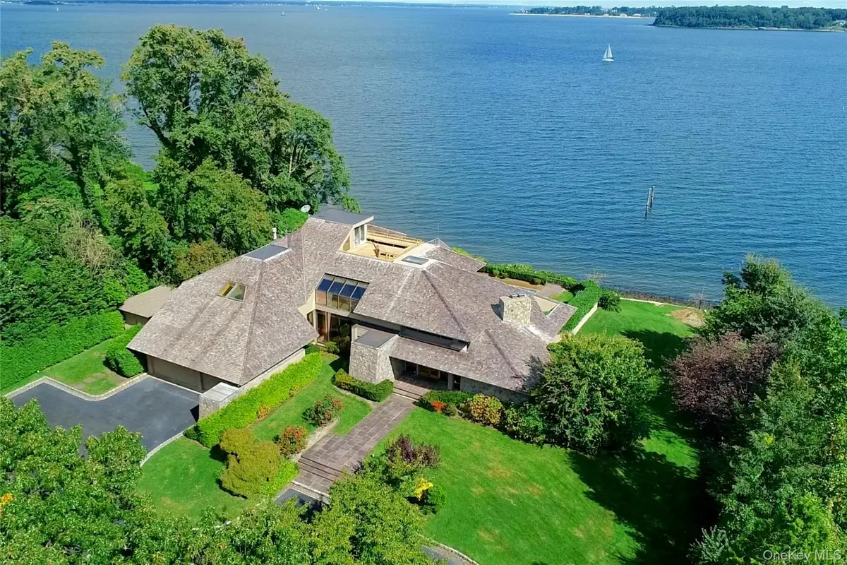 15 Gatsby Lane, Great Neck, NY 11024 - #1