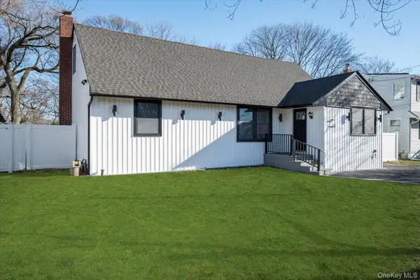 41 Embargo Place, North Babylon, NY 11703