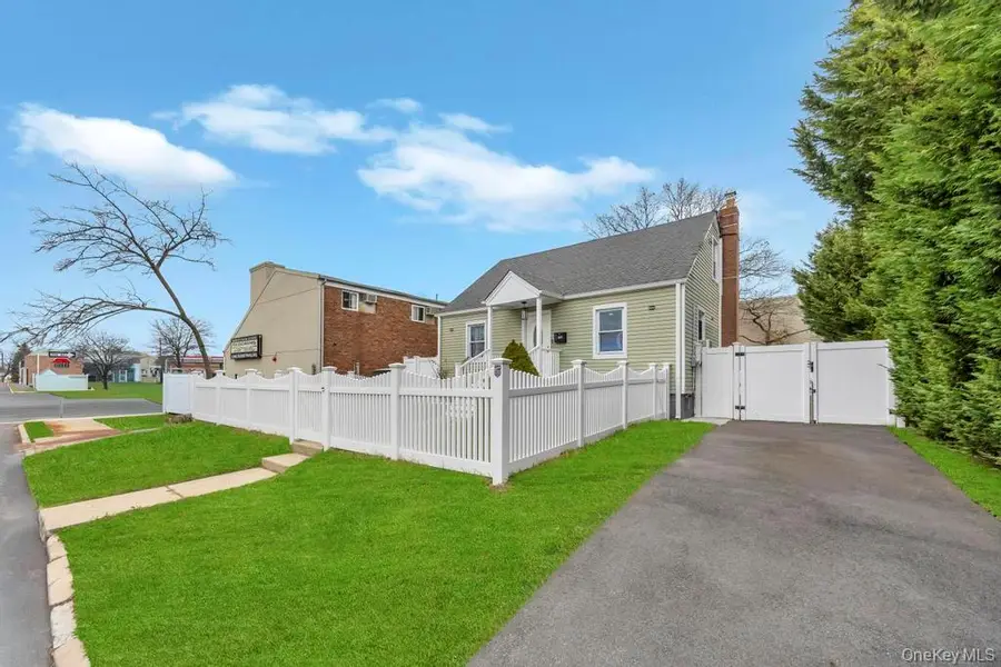 847 N Clinton Avenue, Lindenhurst, NY 11757 - Image #2