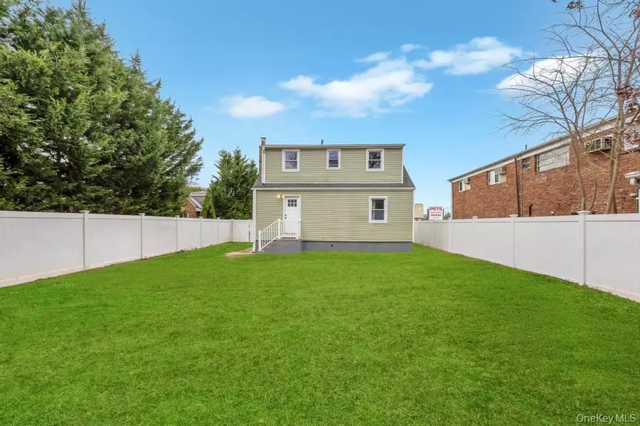 847 N Clinton Avenue, Lindenhurst, NY 11757 - Image #3